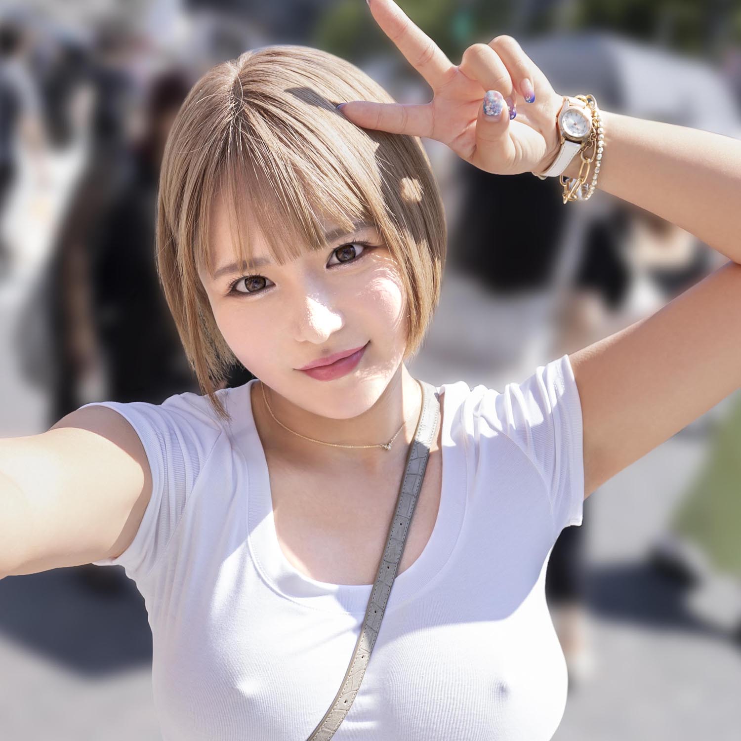 you●ube撮影ついでに素人男を食べ歩く乳首ビンビンノーブラ散歩